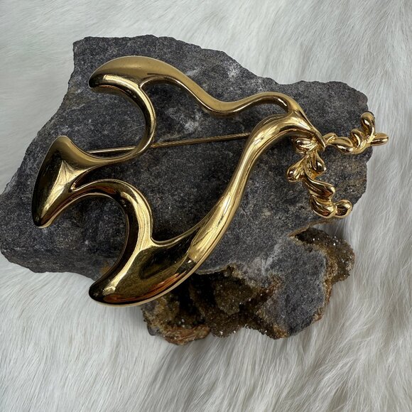 Vintage Givenchy Dove w/ Branch Brooch Gold Tone Peace - Picture 1 of 6